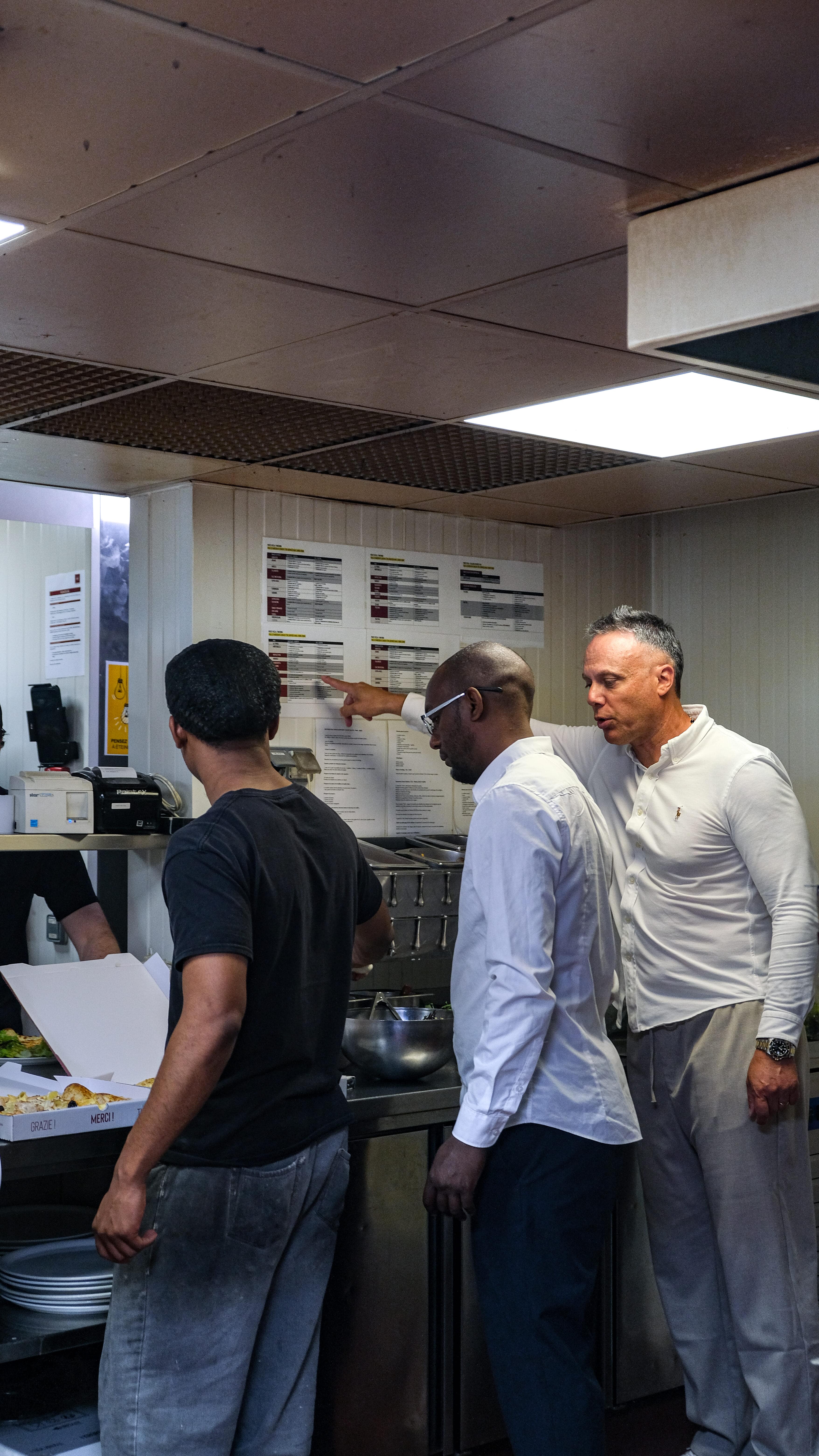 Formateur Fabioli expliquant les process en cuisine