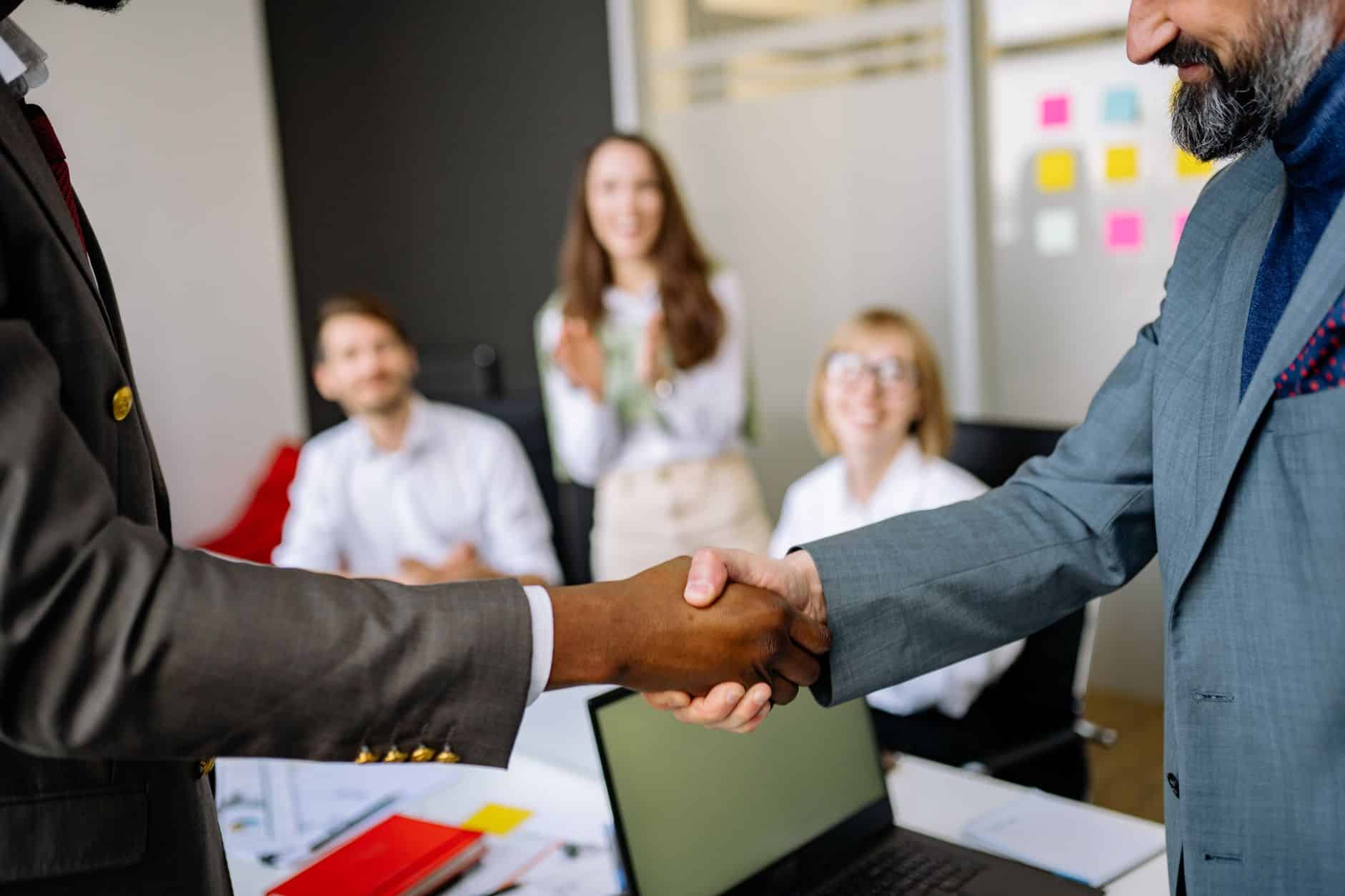 Poignée de main à la signature d'un financement de projet de franchise